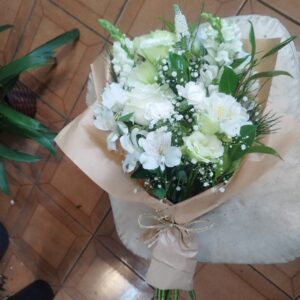 Buquê com flores sortidas brancas