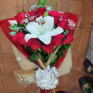 Buquê com rosas colombianas, lírios + chocolates Ferrero Rocher