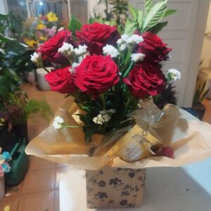 Caixinha com 06 rosas colombianas+ vasinho de bambú + chocolates Ferrero Rocher