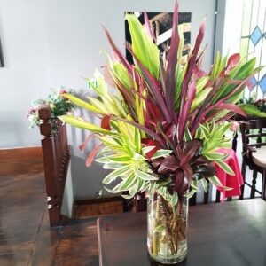 Arranjo de mesa com folhagens