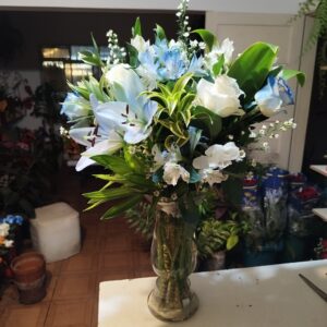 Arranjo M com flores brancas e azuladas